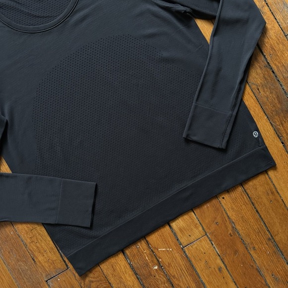 Lululemon Shirt Women 8 Black Breeze By Long Sleeve Athletic Athleisure Yoga - Picture 3 of 8